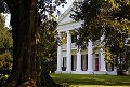 USA
LOUISIANE - Novembre 2013
LA ROUTE DES PLANTATIONS
Madewood Plantation House est un monument historique national depuis 1983 à Napoleonville en  Louisiane. Construit pour la famille Pugh en 1845 et conçu par l'architecte Henry Howard , à l’origine la maison faisait partie d'une plantation de sucre avec d’être transformée aujourd’hui en gîte et chambres d’hôtes.  
