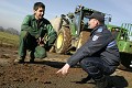 Sur une constatation visuelle ou sur un appel téléphonique du voisinage, le policier municipal va vérifier l’état de la chaussée et renseigner l’agriculteur de la conduite à tenir. Avant le nettoyage de la route, l’exploitant devra positionner des panneaux annonçant aux automobilistes la présence de boue sur la chaussée. Police municipale, ilotage, contrôle routier, missions de la police municipale, brigade equestre, chevaux, arrestation, violences urbaines, police de proximité, securité routière, brigade nautique, brigade moto, femmes dans la police municipale, eurolaser, scooter, contrôle de vitesse, fonctionnaire de police, policiers municipaux, violences, flagrant délit, tonfa, technique de self défense, brigade de nuit, menottage, ronde de nuit, patrouille de nuit, ivresse sur voie publique, PV, mission montagne, policiers municipaux à ski, brigades canines, mission rurale, policier municipaux en milieu rural, police des campagnes, objets trouvés, véhicules de police municipale, garde champetre, police rurale, 