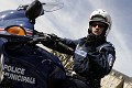 Tous les motocyclistes sont en liaison radio entre eux mais aussi avec la salle d’information et commandement de la police municipale (La SIC). A Chaque intervention des policiers municipaux sur la voie publique, la salle de commandement est systématiquement informée, par radio, du motif de l’intervention et de son résultat.  