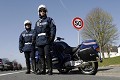 Outre les missions de surveillance générale au code de la route, les nouveaux pouvoirs de la police municipale permettent désormais aux motards de procéder à l’interpellation d’automobilistes non respectueux d’un feux tricolores, d’un stop... La « peur du gendarmes » est bien présente dans les esprits des automobilistes et les changements (plus civiques) d’attitude au volant tendent à se confirmer, constatent les motards postés en position statique aux intersections des axes routiers de la ville.  