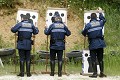 Si tous les policiers municipaux de la ville de Caen sont armés, la dotation de cette arme n’est pas systématique à l’arrivée d’un jeune agent. En effet, le policier va effectuer une dizaine de séances de tir et, s’il est jugé apte à porter son arme à feu de service (respect des règles de sécurité, connaissance des règles de légitime défense…) elle lui sera remise  
