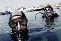 Si les brigades nautiques au sein d’un service de police municipal sont peu nombreuses, la présence de plongeurs dans leurs effectifs reste très rare. La brigade nautique de Martigues dispose de trois plongeurs professionnels titulaires du diplôme de niveau 4 dans la spécialité. Ces « policiers plongeurs » ont suivi une formation professionnelle de classe B qui leur permet d’effectuer des plongées en complément de leur cadre d’emploi de policier municipal « terrestre ». Leur qualification les autorise à faire du secours sub-aquatique, de la reconnaissance….à l’exception de la réalisation de travaux de génie sous-marin (réservés aux plongeurs de classe A). Police municipale, ilotage, contrôle routier, missions de la police municipale, brigade equestre, chevaux, arrestation, violences urbaines, police de proximité, securité routière, brigade nautique, brigade moto, femmes dans la police municipale, eurolaser, scooter, contrôle de vitesse, fonctionnaire de police, policiers municipaux, violences, flagrant délit, tonfa, technique de self défense, brigade de nuit, menottage, ronde de nuit, patrouille de nuit, ivresse sur voie publique, PV, mission montagne, policiers municipaux à ski, brigades canines, mission rurale, policier municipaux en milieu rural, police des campagnes, objets trouvés, véhicules de police municipale, garde champetre, police rurale, brigade nautique de la police municipale, bateau, police des mers, eaux de baignades, bande des 300 mètres, missions littorales, mission littorale de la police municipale, plongeurs de la police municipales, mission subaquatiques 