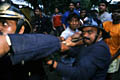 Pour la protection de l’image (UTILISATION INTERDITE SANS AUTORISATION), la photographie n’est pas légendée. Le reportage complet est disponible, sous conditions, auprès du photographe/auteur (LA RESOLUTION BASSE DE L’IMAGE EST VOLONTAIRE) pompiers, Inde, Bombay, Mumbai, feu 