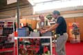 Tout au long du salon, de nombreux photgraphes et non photographes se sont présentés poour partager leur passion des pompiers et de l'image livre ininflammable - extremes, chrisotphe DUBOIS, photos pompiers, feu, pompier photographe 