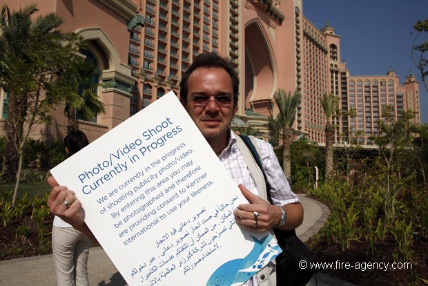 DUBAI -avec un panneau annoncant la prise de photos dans un lieu public (2008)