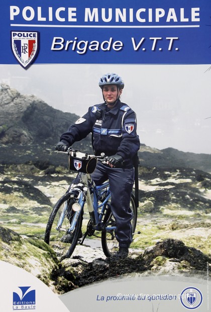 Affiche POLICE MUNICIPALE ( Editions La Baule Juillet 2011)