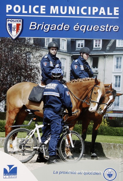 Affiche POLICE MUNICIPALE ( Editions La Baule Juillet 2011)