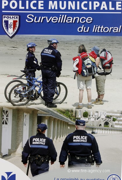 Affiche POLICE MUNICIPALE ( Editions La Baule Juillet 2011)
