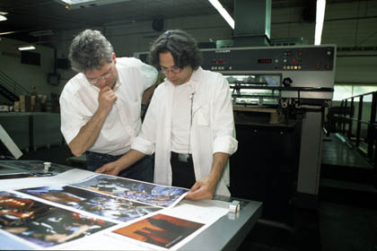 L'éditeur avec un chef de fabrication sur la table de vérification